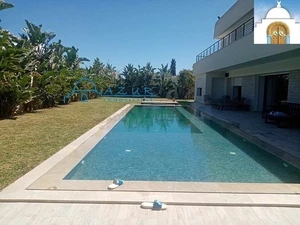 A vendre belle demeure avec piscine  