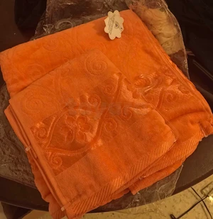 Deux serviettes avec étiquettes 100% en coton 