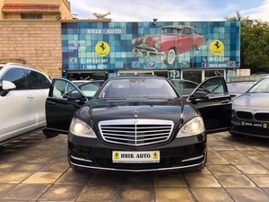 publié par HBIB AUTO - 👉S 350 KIT AMG jantes 20’’💎❤️👌 - S 350 KIT AMG BVA Toit ouvrant 3.5L V6 24S PRIX : 133 500 DT. ☎ 📱 Tel :                   98 214 267.//                   53 402 770 ⛔️ Pour les sérieux, Curieux s’abstenir. 🚫 S.V.P. Prix légèrement négociable. ✌🏠 Voiture visible dans notre Show Room HBIB AUTO : Route de la Marsa km 13 (en face carrefour) Sidi Daoud Tunis pour visite. Heure travail de 10.00 H jusqu’à 18.00.H 👉 🆕 A Vendre ou à echange 🚘 S 350 W221 KIT AMG BVA Toit ouvrant fulls options👌 ☑interieur designo en cuir noir ☑➡Mise en circulation 4/2010/. ☑➡Kilométrage : 166 500 km ☑➡Energie : essence ☑➡Couleur extérieure :noir presidentiel ☑➡Designe intérieur : tout en cuir noir designo ☑➡7G-Tronic automatique à sept vitesses (BOITE VITESSE AUTOMATIQUE). ☑➡Puissance fiscal : 18 CV. 272 CV DIN ✅➡Kit AMG à l’intérieur et à l’extérieur de la voiture. ✅➡Boite vitesse automatique. ✅➡Camera de recul.avant/arriere ✅➡Bi xénon directionnel.avec lave phare ✅➡Sièges électriques AMG chauffant. ✅➡Volant en cuir multifonctions . ✅➡Rétroviseurs rabattables électriques chauffants. de couleur noir ✅➡Climatisation automatique bi zone. ✅➡Vitres teintées en bleu d’origine.thermique ✅➡Feux de jours auto LED avec Angel Eyes. ✅➡Capteur de stationnement avant et arrière. ✅➡detecteur d’obscurite’ et detecteur dangle mort ✅➡Jantes AMG 20″ avec des pneus RunFlat neuf ✅➡Lave glace auto.splitview ✅➡Bluetooth, Prise audio auxiliaire, Prise 12v ,Prise USB, Système audio mp3. ✅➡ Système de sonorisation Surround haut de gamme harman/kardon ✅➡ Interface multimédia caméra de recul ✅➡Ordinateur de bord avec souris qui affiche toutes les options de la voiture avec ses défauts ✅➡Voiture première main très très propre comme neuve. 🚗🚙🚕🚗🚙🚕🚗🚙🚕🚗🚙🚕🚗🚙🚕🚗🚙🚕🚗🚙🚕🚗🚙🚕🚗 ₪ 💰💲 Prix 133 500 DT ₪🚫 S.V.P. Prix légèrement négociable. ₪⛔️ S.V.P. Curieux s’abstenir. ₪☎ 📱 Tel :         98 214 267.//          53 402 770 Possibilité d'échange - Voitures