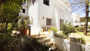 À vendre une villa de 600 m² sur un terrains de 581 m² à El Menzah 9B