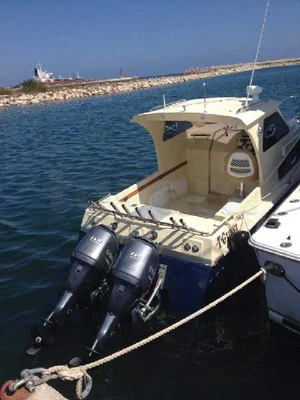 Bateau de pêche au gros à la Marina Bizerte.