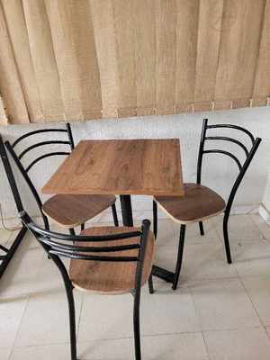 table et chaise cafe disponible 