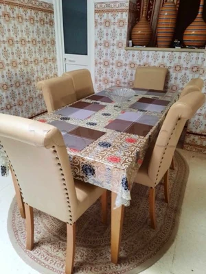 une belle table vrai bois + 6 chaises