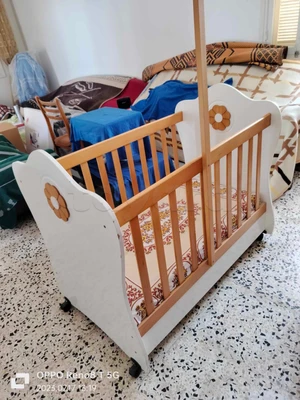 lit pour bébés et son armoire 