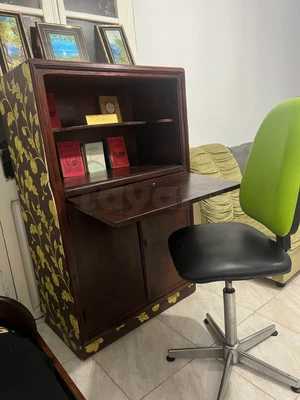 Bureau avec niche de rangement  et chaise 