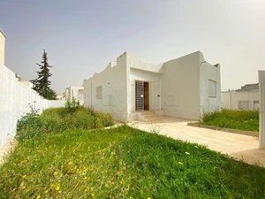 À vendre une villa plain pied sur un terrain de 509 m² à El Menzah 9