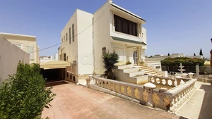 À Vendre Villa de 600 m² sur un terrain de 579 m² à El Menzah 9B