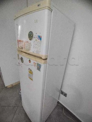Réfrigérateur , four et gas à vendre 
pour plus d'information contacté : 29755065