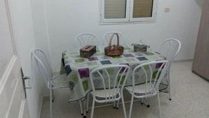 Table à manger avec 6 chaises en bon état (avec table pour enfants)