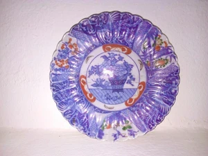 Une belle assiette asiatique antique en porcelaine .