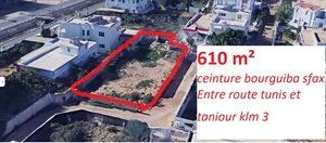 طريق تنيور كلم 3 للبع ارض مساحت 610متر مربع مسيجة بالكامل تقع بين طريق تونس و تنيور