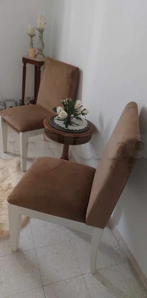2 chaises et petite table 