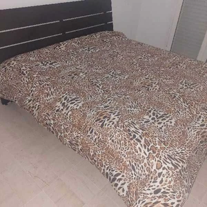 un lit avec son matelas 