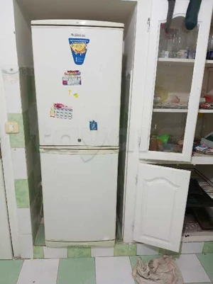 A  vendre frigidaire  Biolux grande volume 380 litres combiné avec 4 tiroirs frigo très robuste très bon état sacrifie 550.dinards Medina jedida 22364485
