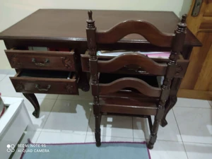 bureau en bois avec chaise
