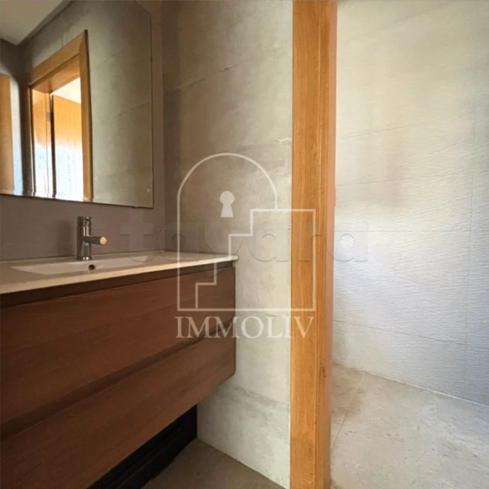 tayara - Selected image backdrop