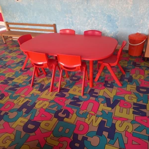 Tables et chaises presque neuf pour jardin d’enfants