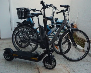 3 vélos électriques 🔥🔥🚫 et une Trottinette électrique 🚫🔥presque neuf(70km/h)  ☎ 50304964🔥