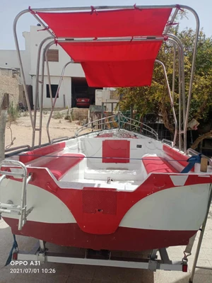A vendre bateau 40 CV , 5 mètre avec congé et avec chariot tél:98316430