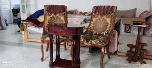 Table en bois pur avec deux chaises vintages à vendre