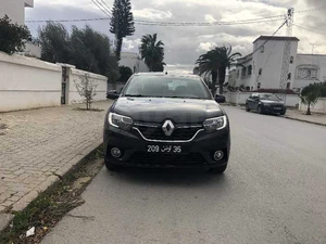 Femme directrice vend Renault Symbole 3 Élégance année 2019
