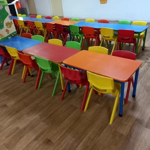 Tables et chaises presque neuf pour jardin d’enfants