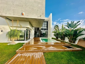 Villa De Luxe de Style Minimaliste S+4 à vendre à La Soukra