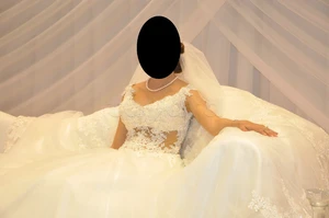 Robe de mariée conçue sur mesure avec une traîne de 3m 