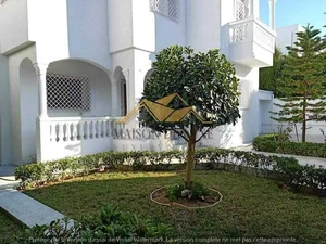 Une Villa de 3 niveaux avec jardin à Ennasr 1